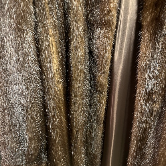 Pristine mink coat. Stored every year , Gorgeous style - Picture 2 of 6